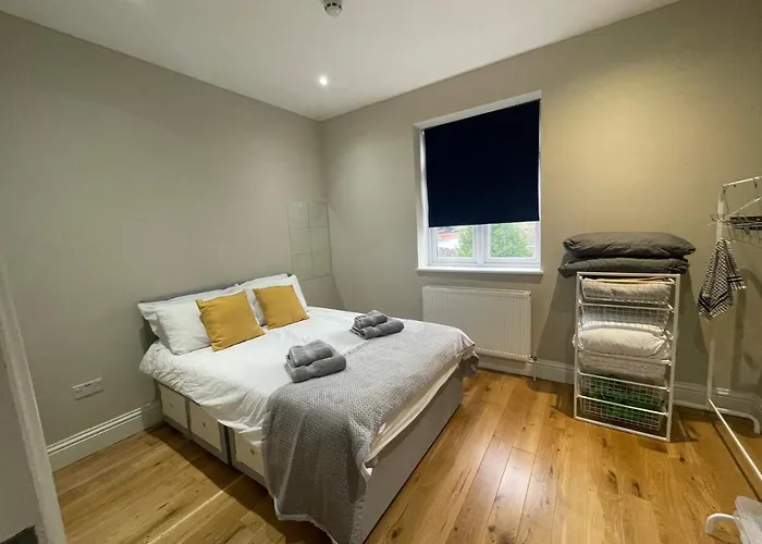 Lovely 1 Bedroom Apartment With On Street Parking