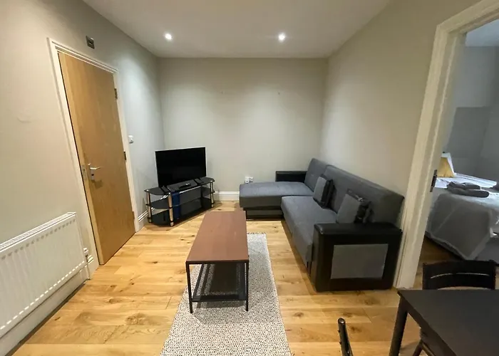 Lovely 1 Bedroom Apartment With On Street Parking